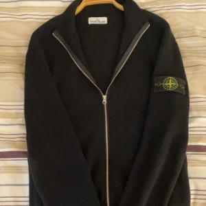Stone island -  stone island full zip riktigt riktig fet som håller dig varm under hösten, matchar till allt med andra ord väldigt stilren. Storlek L passar M