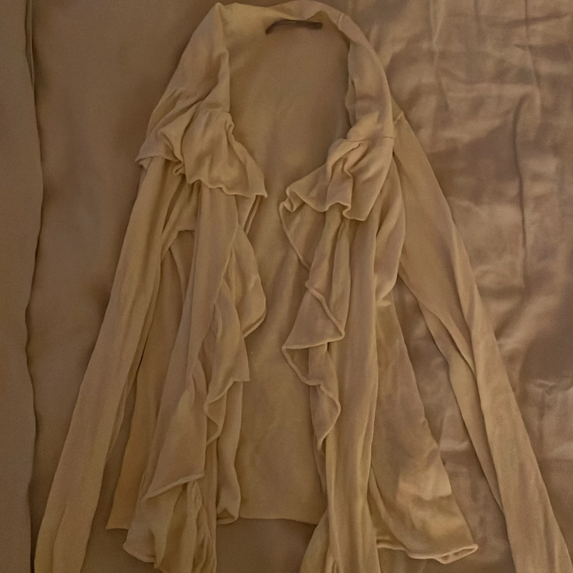 Beige omlottkofta med volanger InWear