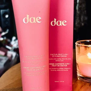 Dae 3 in 1 styling cream!! - Dae 3 in 1 Cactus fruit styling cream 150 ml. Plomberad med kartong.   En bästsäljande 3-i-1-multitaskingkräm som slätar ut eleganta frisyrer, förbereder glansiga utfönningar och definierar naturliga mjuka lockar.