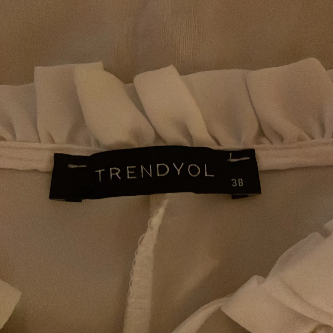 Vit blus med volang från Trendyol - 2
