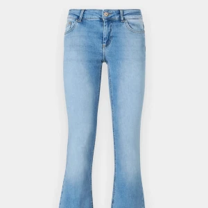 ljusblå låg midjade jeans - ett par super fina jeans från only som tyvärr inte kommer till användning💞 modellen heter onblush low flared och det är storlek s32💘