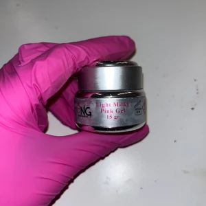 Nagel gele - Säljer detta nagel gelé från nagelgiganten. Der är inte så mycket kvar i så räcker bara till övningsnaglar. Låg viskositet 