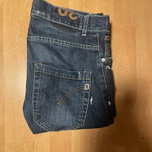Dondup Jeans - Säljer ett par riktigt feta dondup jeans med snygga slitningar och detaljer.                                   Nypris: 3000kr                                                                                      Säljs för: 599