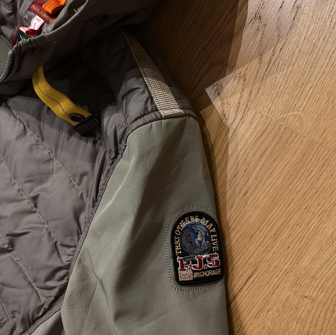 Grå pufferjacka från Parajumpers - 1