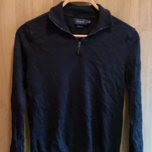 Zip tröja svart - Använd 1 gång. Nypris cirka 1000