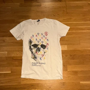 Vit Philipp Plein t-shirt med döskalle - Det är en limited edition från pp. Är i ett mycket bra skick är använt ett par gånger men absolut inte många. Storlek S. 