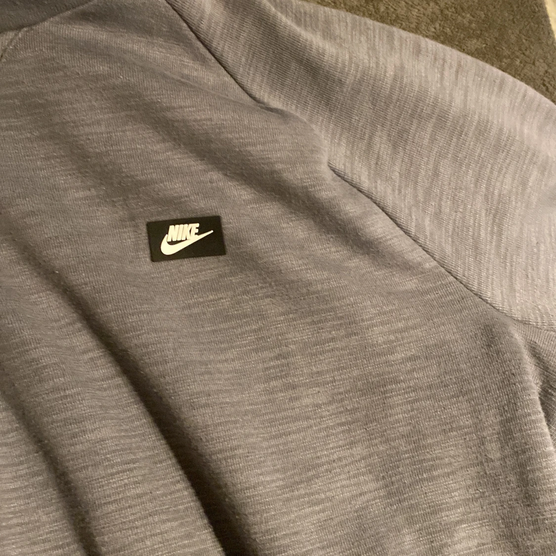 Grå sweatshirt från Nike i storlek M - 2