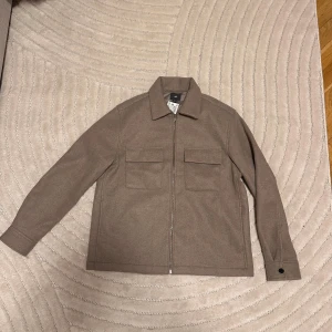 Overshirt/jacka - Perfekt till hösten/varmare vinterdagar. Helt ny och oanvänd med prislappen kvar. 