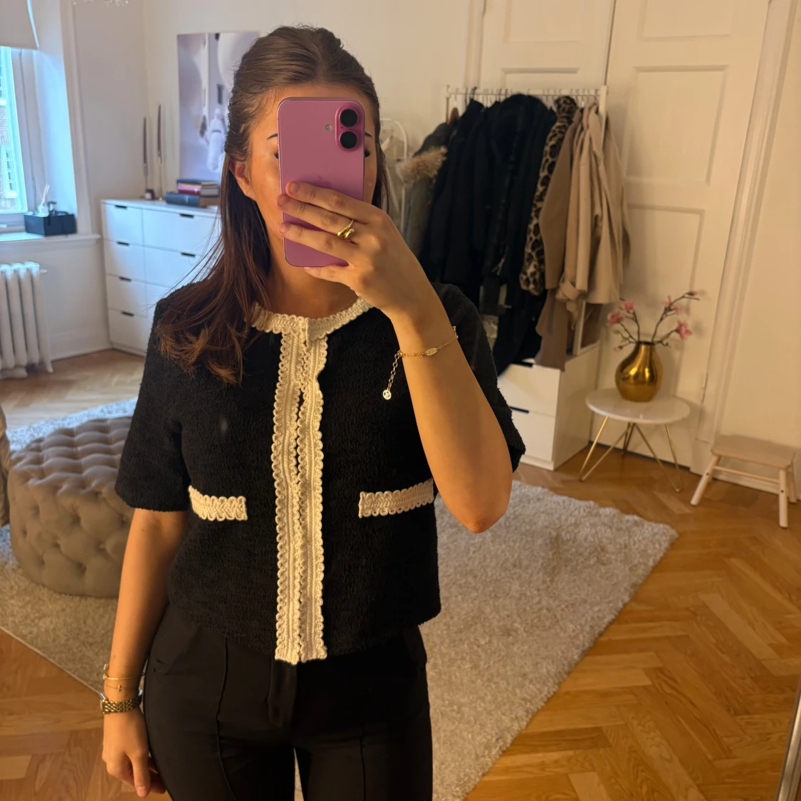 Svart kortärmad inne jacka med vita detaljer