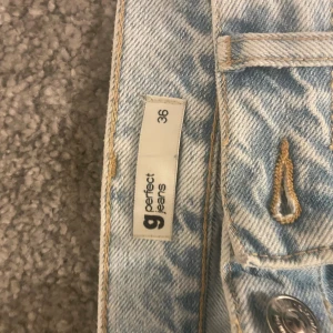 Ljusblå jeans från Gina Tricot, strl 36 - Säljer ett par ljusblå jeans från Gina Tricot, raka ben och snyggt ljus tvättat denimtyg. Sköna och stilrena jeans som passar till det mesta. Premium Denim-märke bak i midjan. Använda men i väldigt bra skick. 