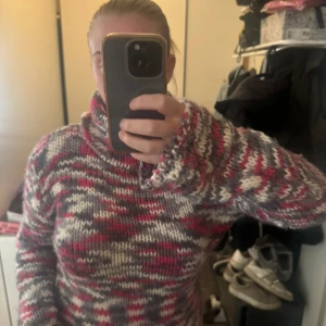 Stickad polotröja i grått, rött och vitt - Storlek XL men skulle säga att den mer sitter som L/M då den är mindre i storlek 