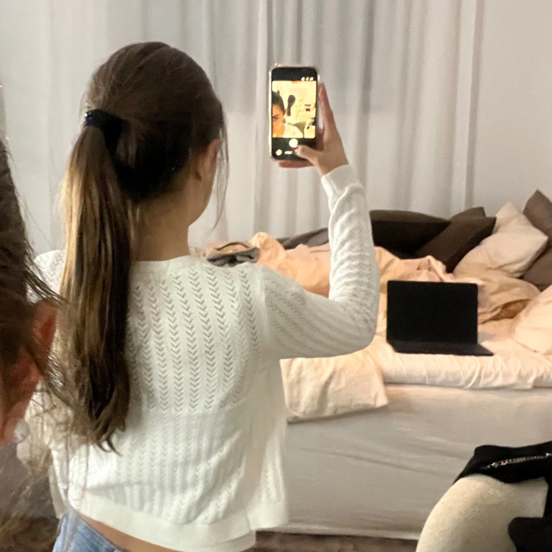 Vit stickad väst med knappar - 2