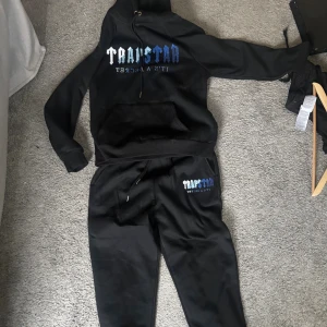 Trapstar ( Hela settet )  - Säljer nu mitt 2 Veckor gamla trapstar sett då jag tycker att den ej passar mig så bra i stil. 