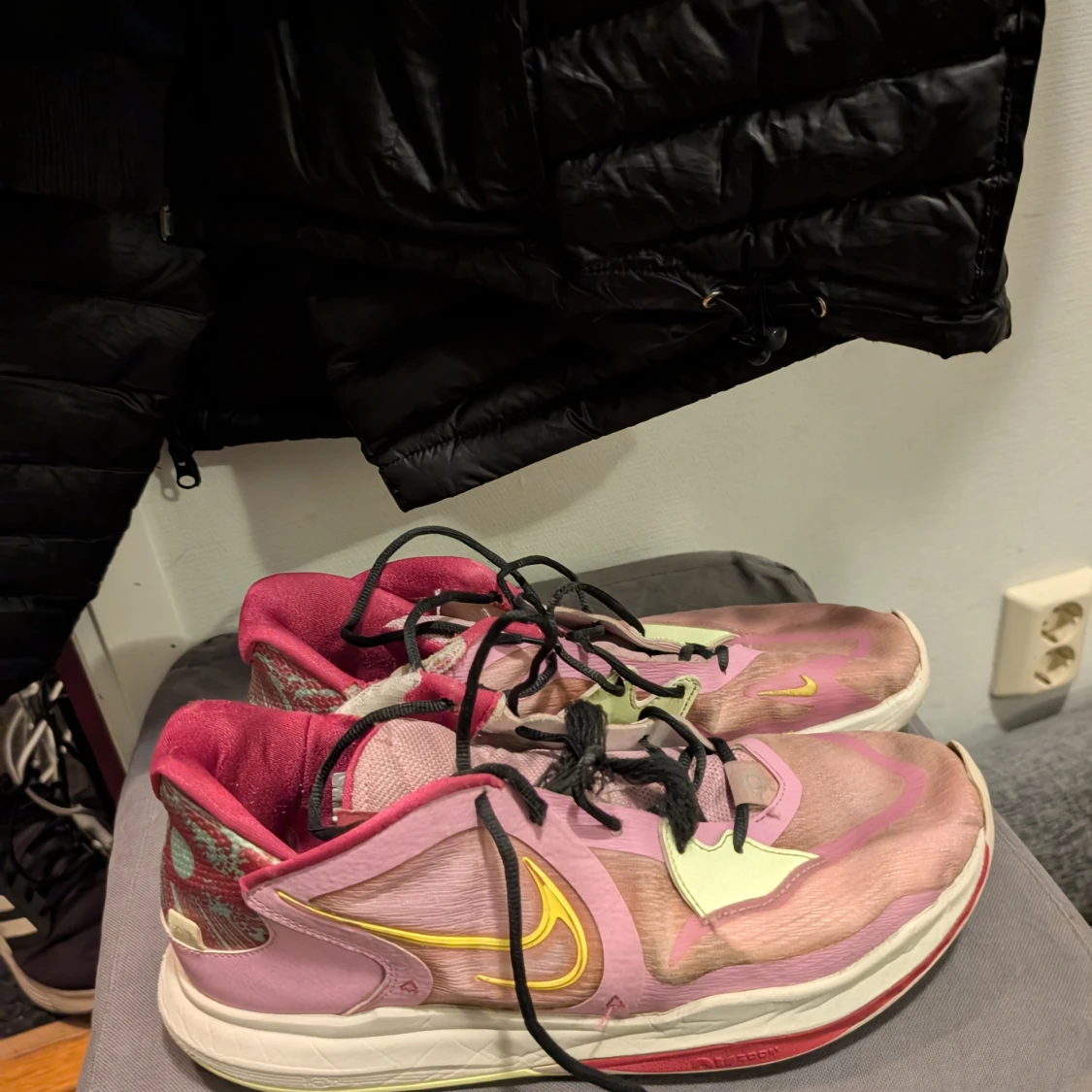 Nike sneakers i rosa och rött