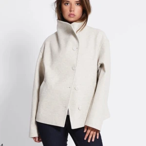 Kort kappa lager157 - Den populära kappan ”Blair” från lager157, som är slutsåld på hemsidan. Har endast använt 1-3 gånger så i jättefint skick! 😊