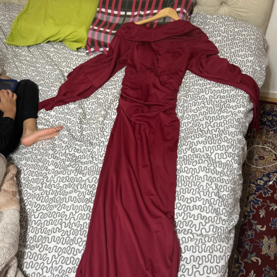 Vinröd långklänning med v-ringning