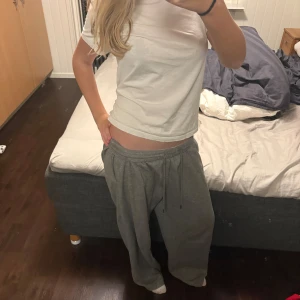 Mysiga grå mjukisbyxor  - Säljer ett par lite mörk grå mjukisbyxor i st M ifrån HM💗Uppvikta i midjan på första bilden men inte de andra. Lite långa i benen om man vill ha dem lågmidjat och knappt använda