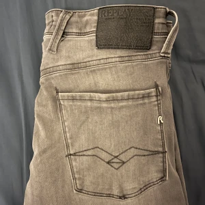 Grå Replay jeans - Snygga slimfit Replay jeans.