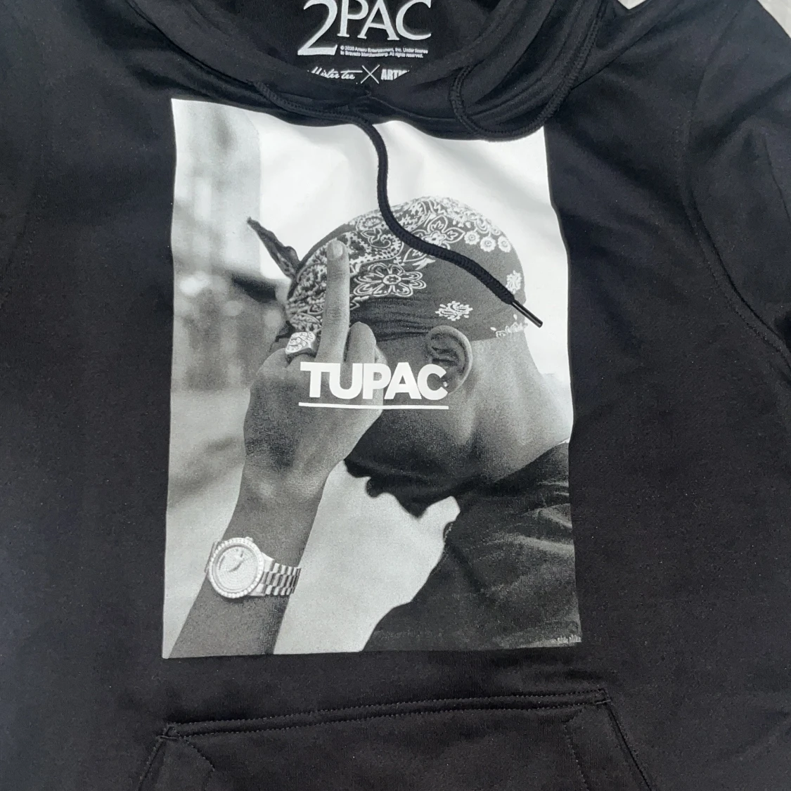 Svart Tupac hoodie med tryck - 1