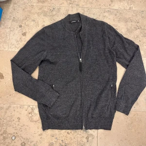  J.Lindeberg kofta merinoull - En kofta från j.lindeberg i 100% merinoull! Riktigt bekväm o snygg nu när de börjar bli kallare ute. Nypris: ca 1800kr mitt pris 299kr!!    Perfekt skick bara använd ett fåtal gånger. Passar perfekt runt 180cm! Säljer då jag börjat växa ur den