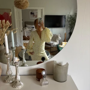 Adoore klänning  - Säljer ni min älskade Adoore klänning🥰🫢 den är i nytt skick och knappt använd alls