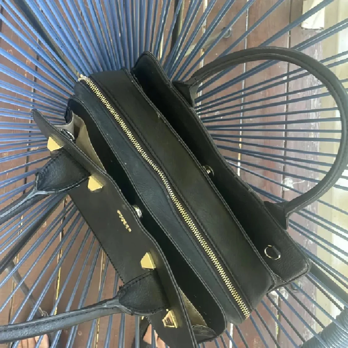 Svart handväska från Guess - 3