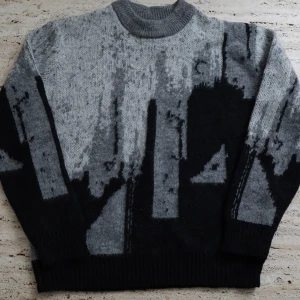 Stickad Sweater - Säljer en helt ny stickad sweater i storlek S. Passar även storlek M. Tröjan är helt oanvänd och är perfekt nu inför hösten och vintern. Priset är inte ristet i sten och är öppen för frågor. 