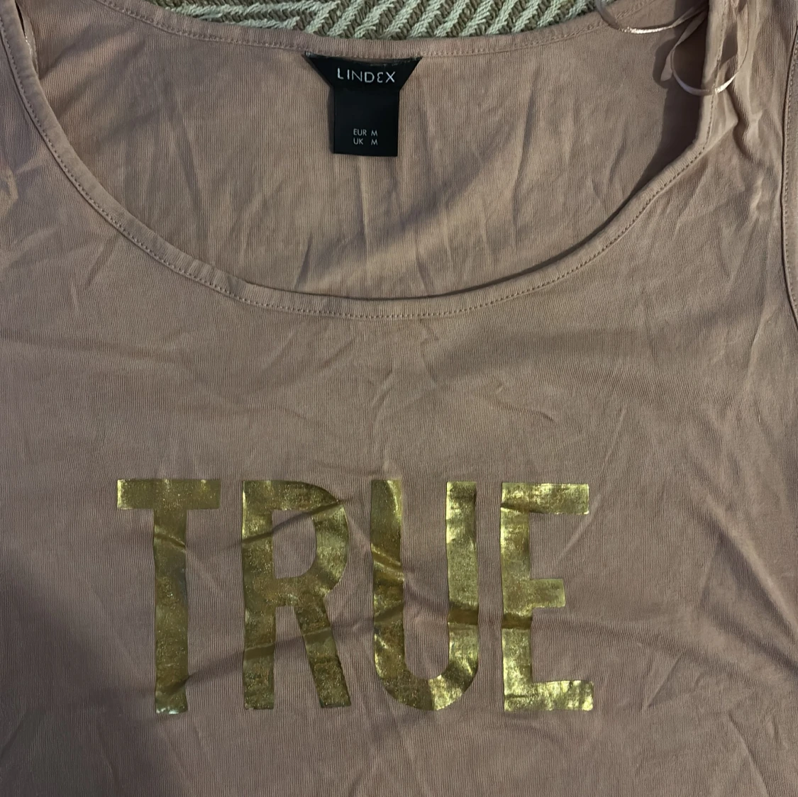 Beige linnetopp med guldtext från Lindex - 1