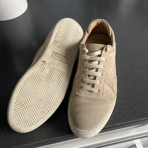 Axel Arigato mockaskor - Tja, säljer dessa beiga axel arigato skor i mocka eftersom de inte passar mig längre. Storlek är 42, skick 7/10 finns synliga defekter vid sulan, men inga hål. Nypris ca 2700kr