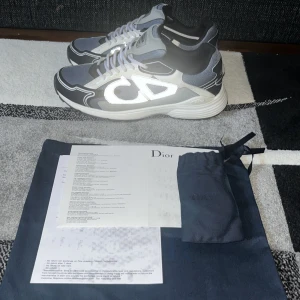 CD b30 - Säljer nu dessa sjukt snygga b30. Dustbag, extrasnören och kvitto ingår. Skick 9/10