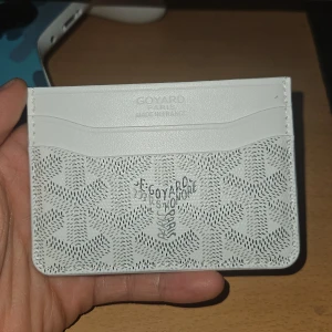 Vit g plånbok  - Dm vidd frågor eller intresse 