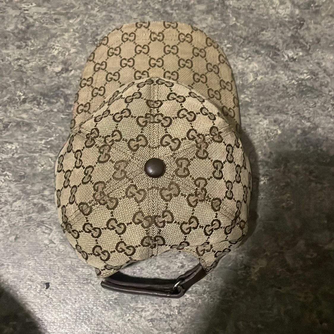 Gucci keps med GG-mönster och rödgrön detalj - 1