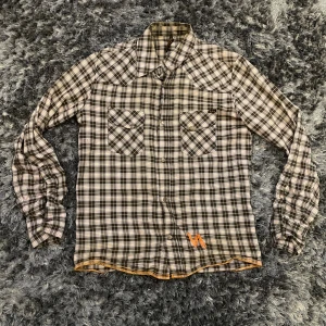 Nudie jeans skjorta - En fin nudie jeans skjorta i storlek S. Skriv privat för mer frågor.