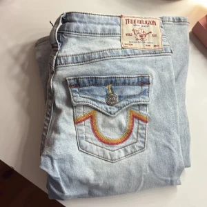 True Religion Joey Low Rise Flare Jeans - Jätte find true religon i low rise flare W24!! Har en liten defekt som syns på bild 4 men märks knappt💗 