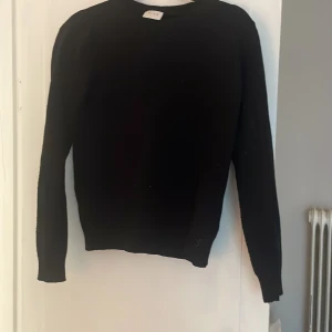Svart stickad tröja från Vila - Fin svart långärmad tröja från vila 