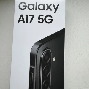 Samsung Galaxy A17 5G - Samsung Galaxy A17 5G säljs i originalförpackning med snabbstartsguide. Telefonen ser ut att vara i nyskick utan synliga repor eller skador. Modern design med trippelkamera och stor skärm. Perfekt för dig som vill ha en pålitlig och snabb Android-mobil med 5G-stöd.  Obs priset är inte hugget i sten :) bara att höra av sig för fler bilder 👍