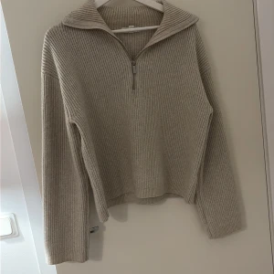Beige stickad tröja med half zip - Jättefin tröja ifrån H&M, köpt för flera år sedan. Använd ett par gånger , storlek XS