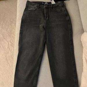 Svarta mom jeans från Hollister - Svarta mom jeans från Hollister med hög midja och raka ben. Jeansen passar perfekt om man är kort. Jag är 160. 