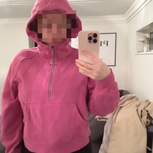 Lululemon scuba.  - Lululemon scuba. Storlek M/L. Jättefin och skön. Använd fåtal gånger. Rosa/lila i färgen.