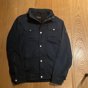 J. Lindberg field jacket - En skit snygg j Lindberg field jacket som är jätte efter frågad och perfekt till hösten. Pris kan diskuteras och den är lite solblekt