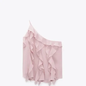 One shoulder topp  - Säljer denna super fina topp från Zara! Inga tecken på användning, skriv för bilder eller frågor. 