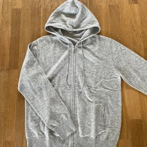 Kashmir zip hoodie - Skitsnygg kashmir zip hoodie i XS!🌟 Endast testad, aldrig använd! Inga defekter eller tecken på användning! Hör av dig vid intresse eller minsta fundering🙏