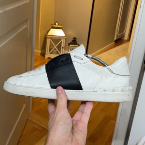Valentino open - Ett par riktigt feta valentino open i storlek 44, box dustbag påse kort osv fås med, dem har använts men fortfarande bra skick! Börjar bli något slitna på undersulan men fullt användbara. Pris kan diskuteras vid SNABB affär!