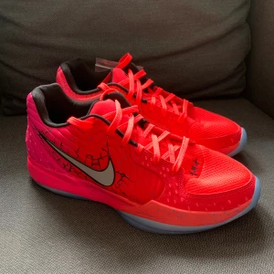 Nike Ja 2 Koolaid EP basketskor  - Nike Ja 2 Koolaid EP basketskor. Swoosh-logga på sidan och specialdesignad tunga med Koolaid-figur. Medföljer gröna extra skosnören.             Skorna är använda i ca 2v men visade sig vara en storlek för liten för sonen. Säljer dom därför vidare. Stl 44 = 28 cm Nypris 2100 (inkl. frakt och tullavgifter).     