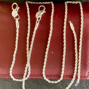 925 silverpläterad  - Elegant halsband och armband i kedjemodell, pläterade med äkta 925 silver. Stilren design som passar både till vardag och fest. ✨ Höjd: 50cm Bredd: 2,5mm  Armband Höjd: 21cm Bredd: 2,5mm