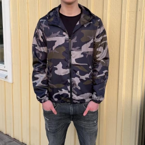 Camo windbreaker/höstjacka - Utförsäljning!!’ Säljer en snygg vind/höstjacka från Lindfors i mörk camouflage med dragkedja och huva. Perfekt för de kyligare vädret nu efter sommaren, har alla storlekar från xs,s,m,L samt att jackorna är helt nya och inplastade för 199kr✅