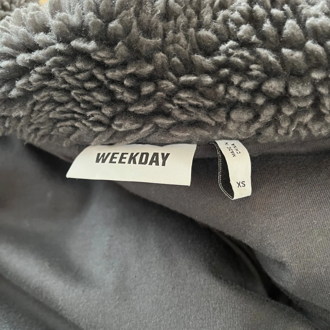 Mörkgrå teddyjacka från Weekday XS - 3