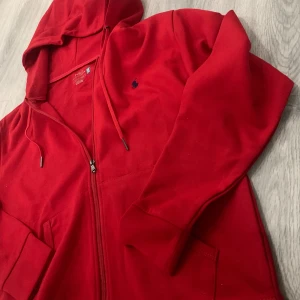 Polo hoodie  - Hej! Säljer min fina och unika Ralph Lauren-hoodie. Den är i nyskick, knappt använd och ser ut som ny! Prisvärt fynd för dig som gillar kvalitet och stil. Skickas samma dag som betalning!