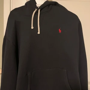 Ralph Lauren Hoodie - Hej jag säljer min Rl hoodie som tyvärr blev lite förstår för mig. Hoodien har bara använts fåtals gånger hemma så skicket är som nytt! Hör av er vid frågor!☀️