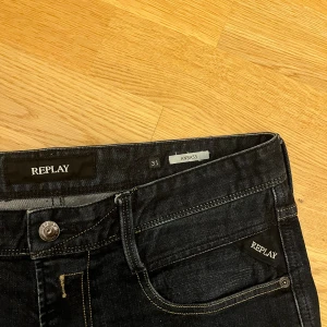 Replay jeans anbass - Jätte bra skick 9/10 inga defekter. De är mörkblå. Ser lite skrynkliga ut då de legat undan och inte använts, borta med en tvätt. Storlek 31